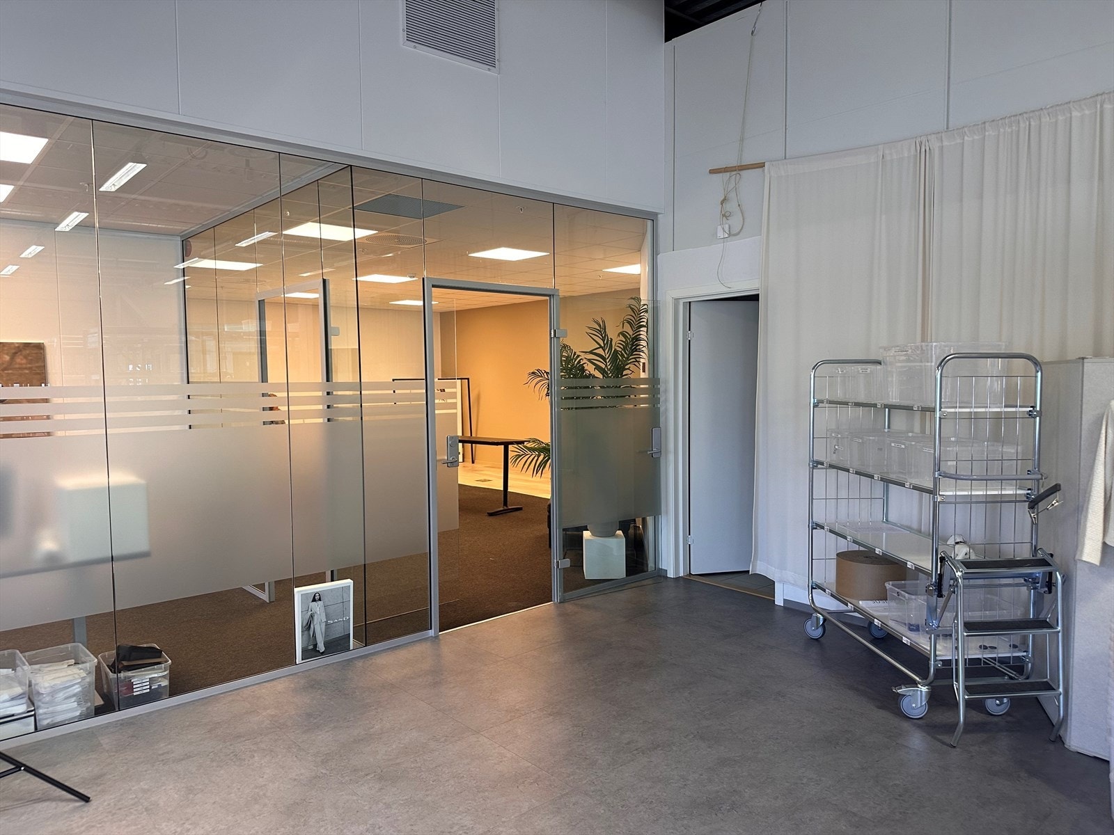 Inngang kontorfløy fra lager Galleribilde