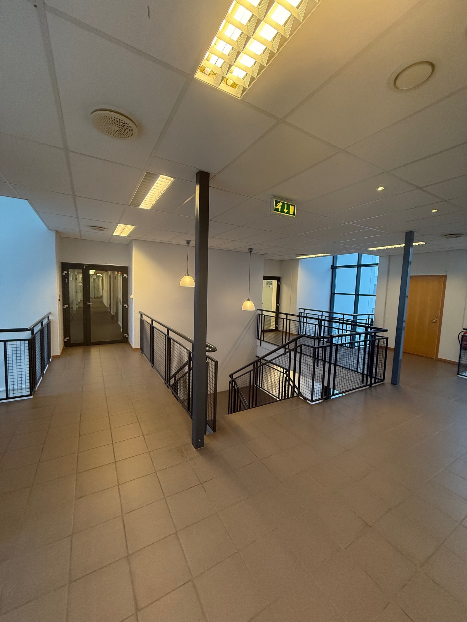 Trapperom med direkte adkomst til alle kontorsoner Galleribilde