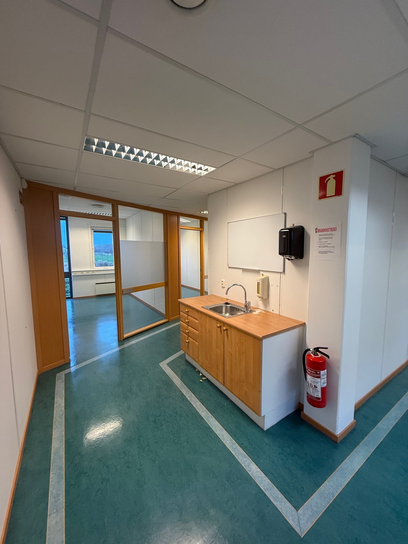 Tekjøkken i kontorfløy Galleribilde