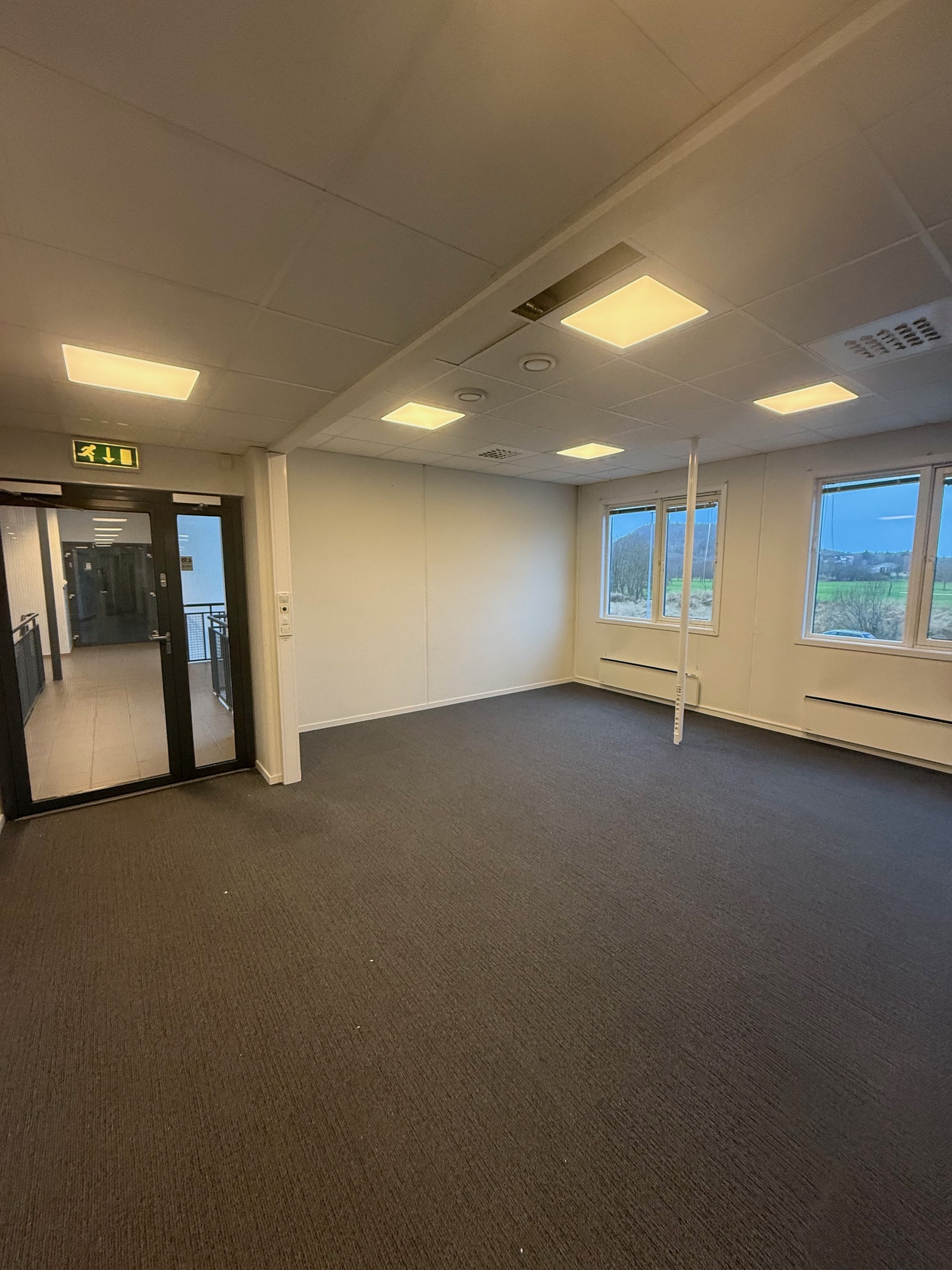 Romslig gangsone med plass for kopi / print og uformelle møteplasser. Galleribilde