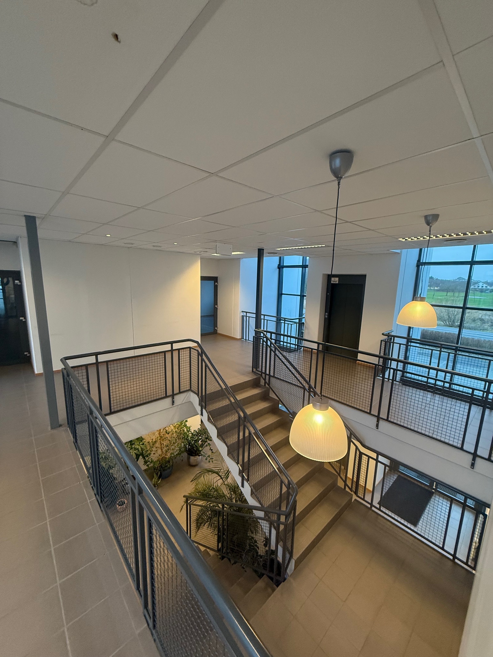 Trapperom med direkte adkomst til alle kontorsoner Galleribilde