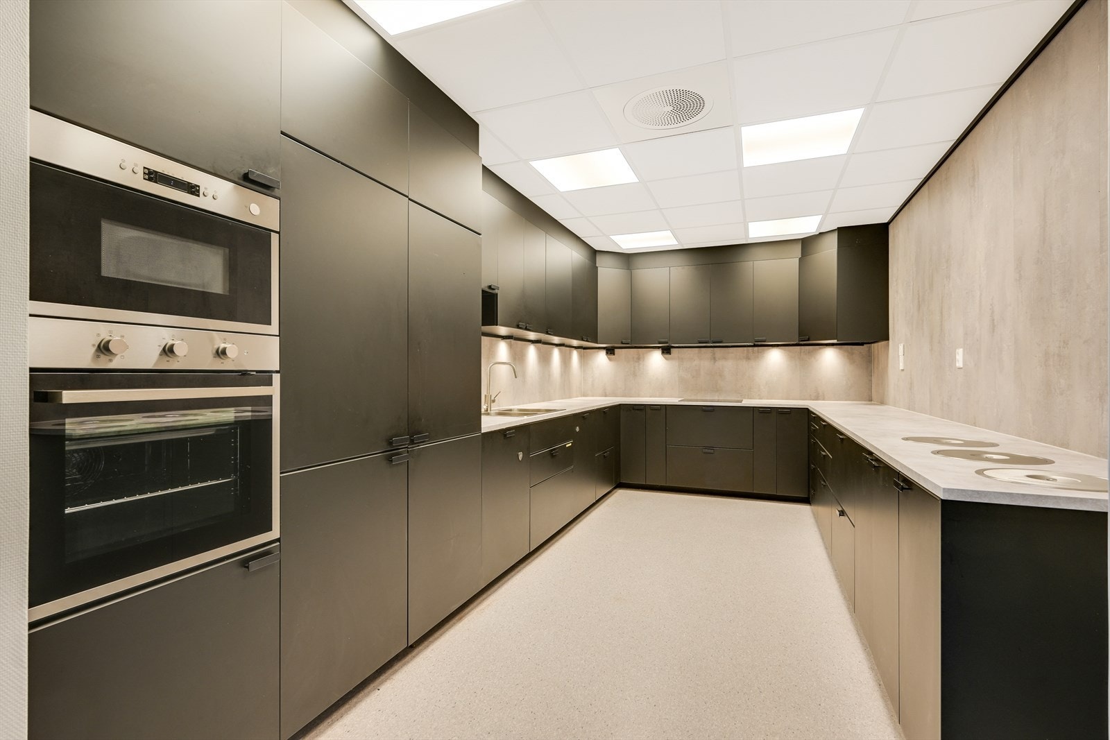 Kjøkken med integrerte hvitevarer, lokale 2 Galleribilde