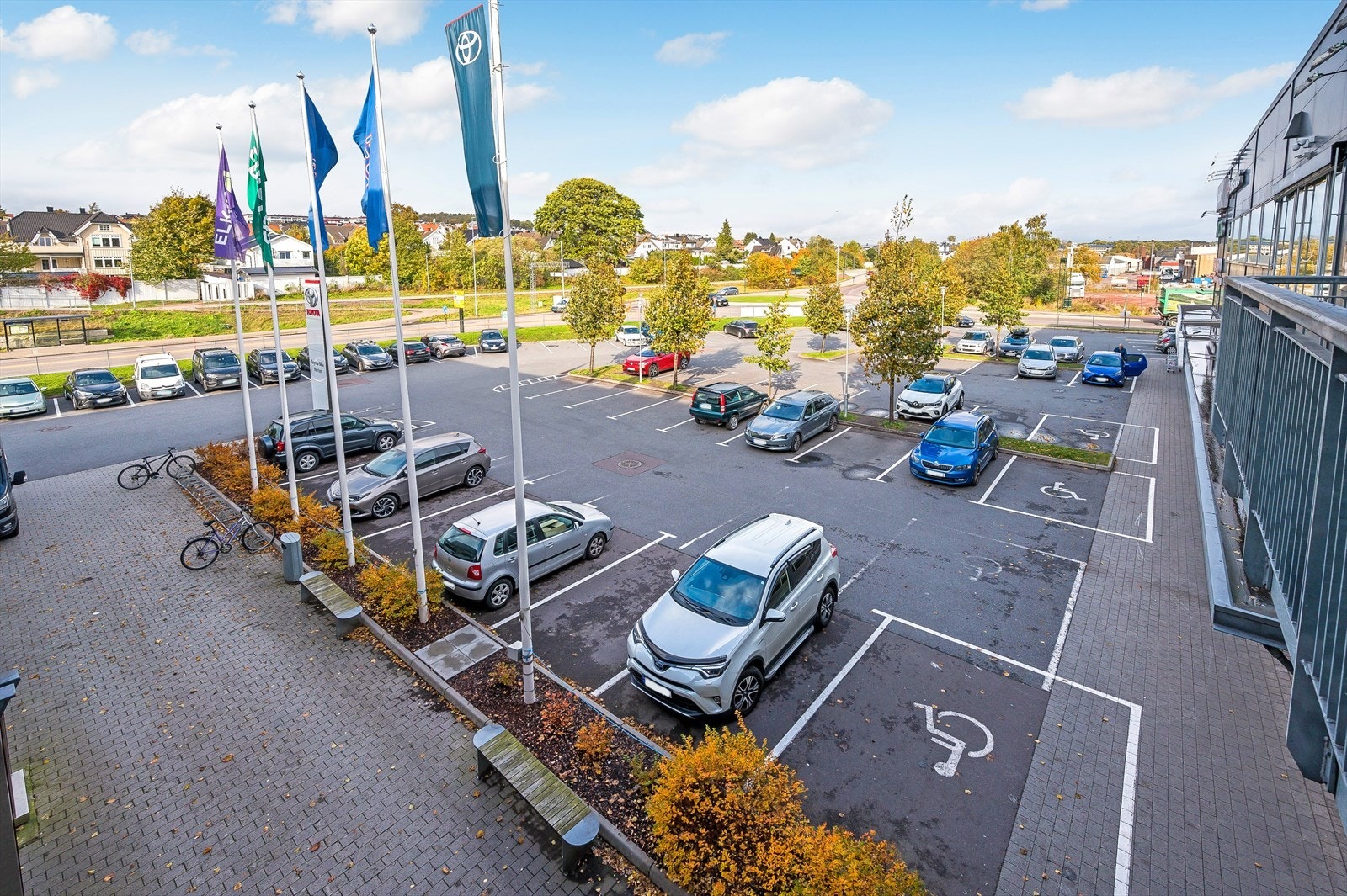 Parkering ved hovedinngangen til senteret Galleribilde