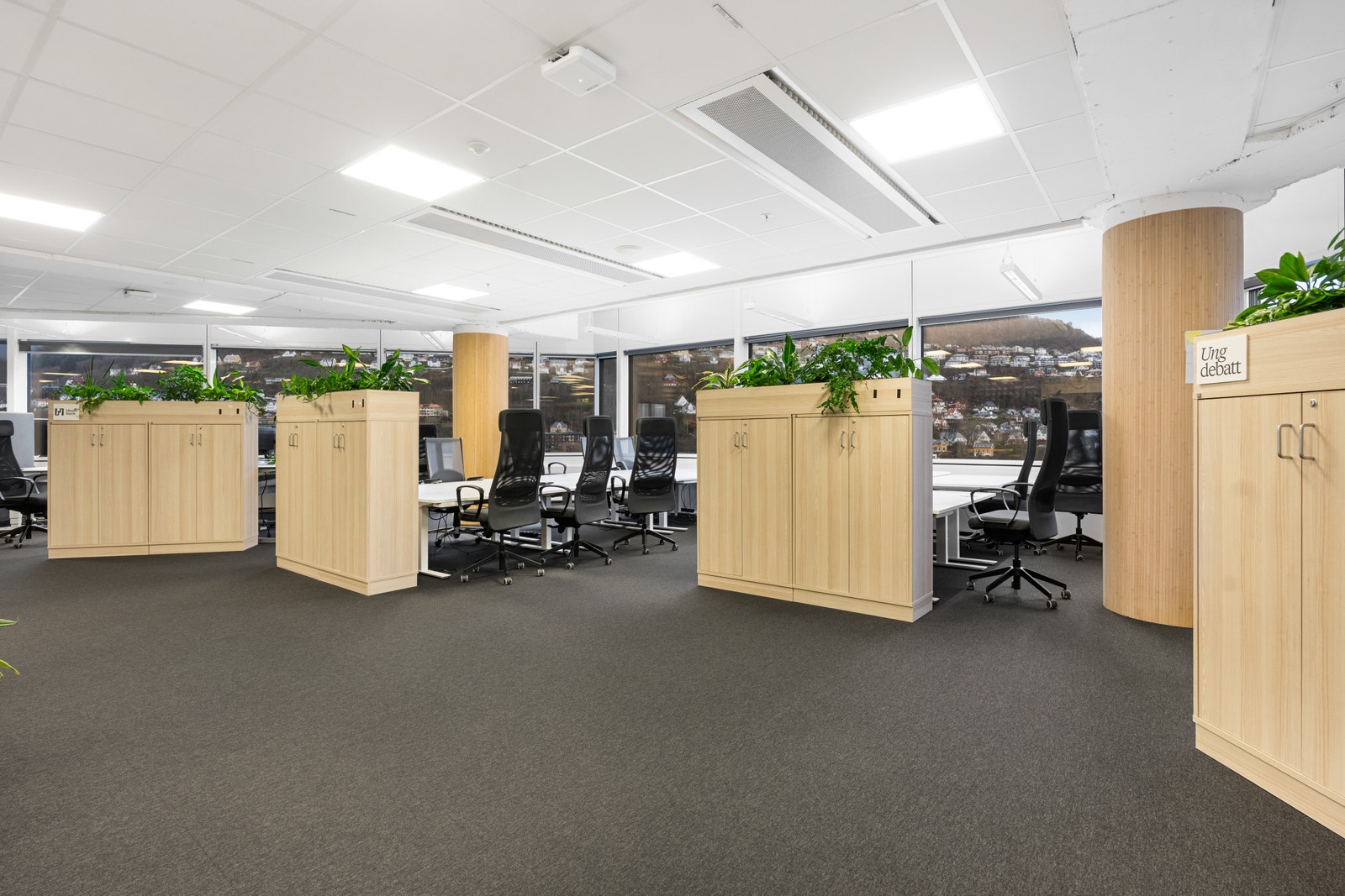 Lyse og luftige arbeidsplasser med meget gode dagslysforhold Galleribilde