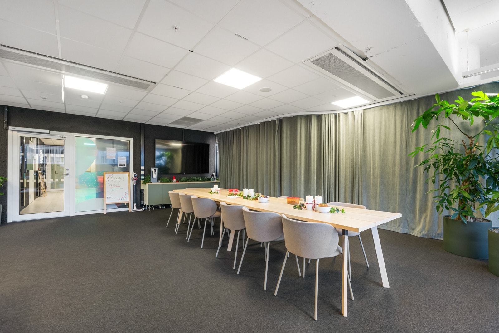 Med stor skjerm i den sosiale sonen kan man benytte området til allmøter og større samlinger Galleribilde