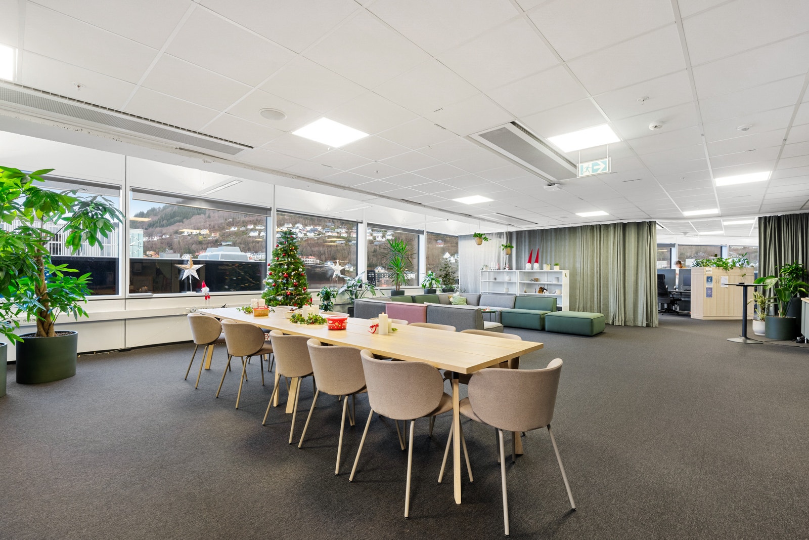 Lokalet er innredet med en stor sosial sone Galleribilde