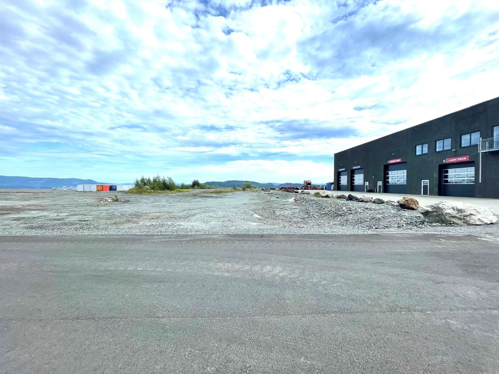 Tomt fra innkjøring Galleribilde