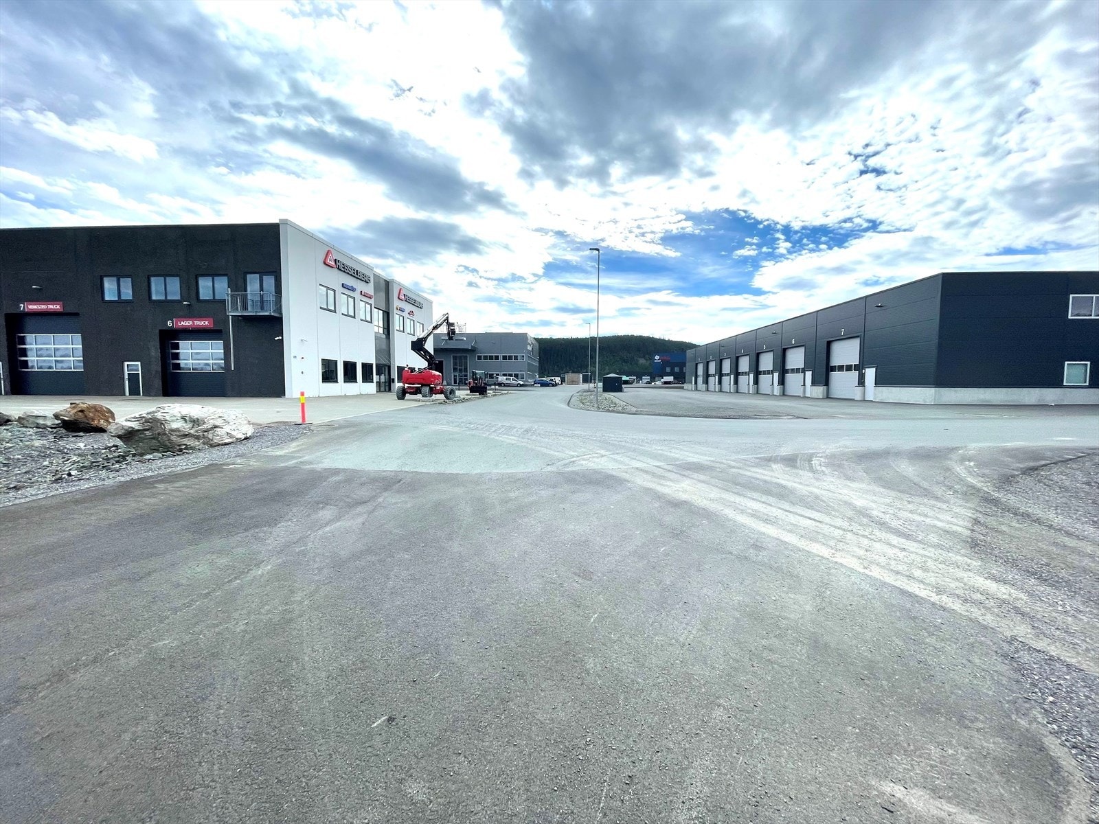 Næringsbygg ved tomten Galleribilde