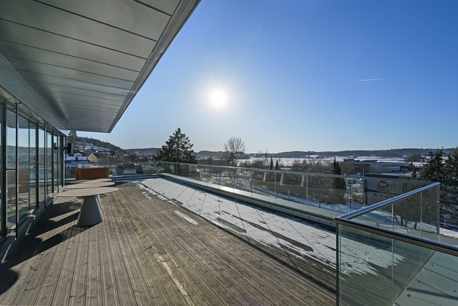 Takterrasse med panoramautsikt mot byfjorden Galleribilde