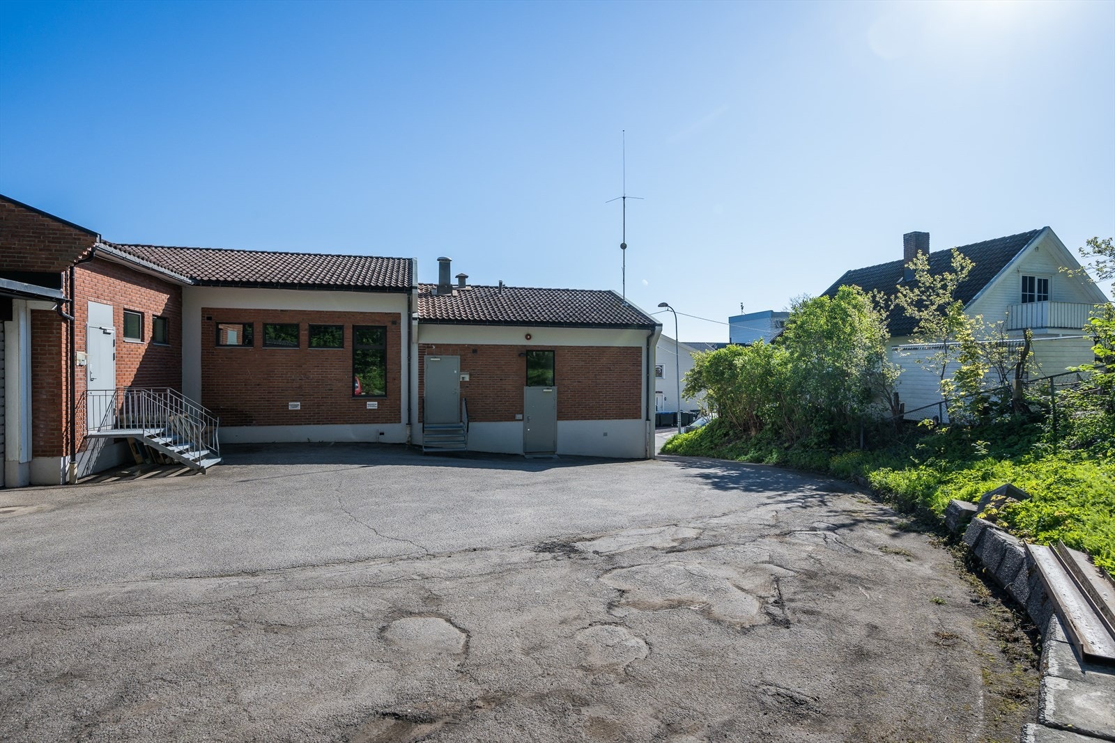 Gårdsplass med parkering Galleribilde