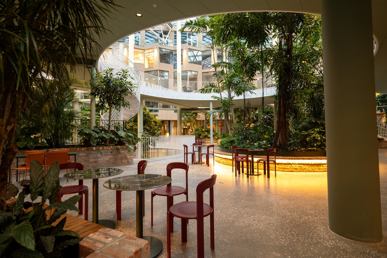 Under mesaninen i Hagen er det flere sitteplasser, lunt og godt mellom planter og vannspeilet. Galleribilde