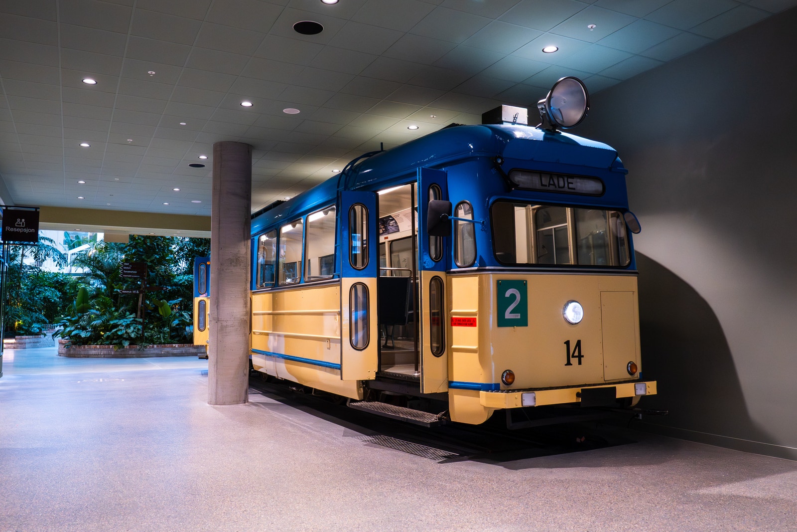 Når du kommer inn hovedinngangen er noe av det første du møter trikk nr 14, som et minne om hva bygget tidligere har vært. Trikken er nyrestaurert og kan brukes til bespisning, møter eller som en rolig arbeidsplass. Galleribilde