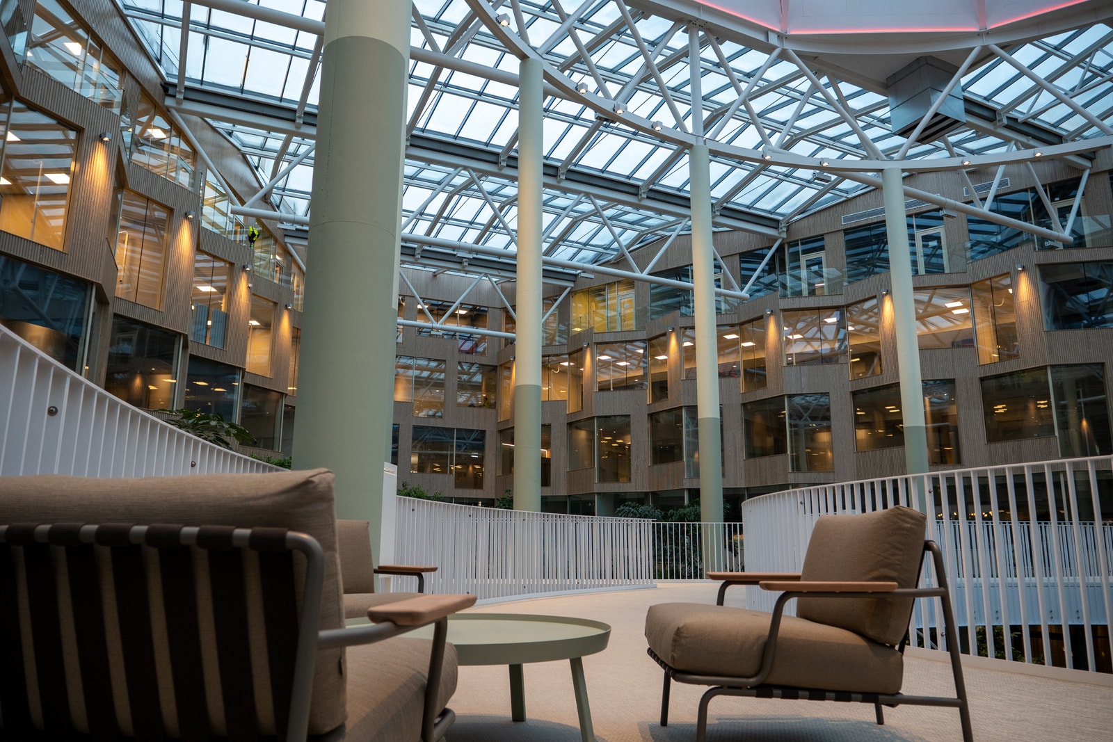 Oppe på mesaninen er det også flere sitteplasser, åpent for hele byen. Galleribilde