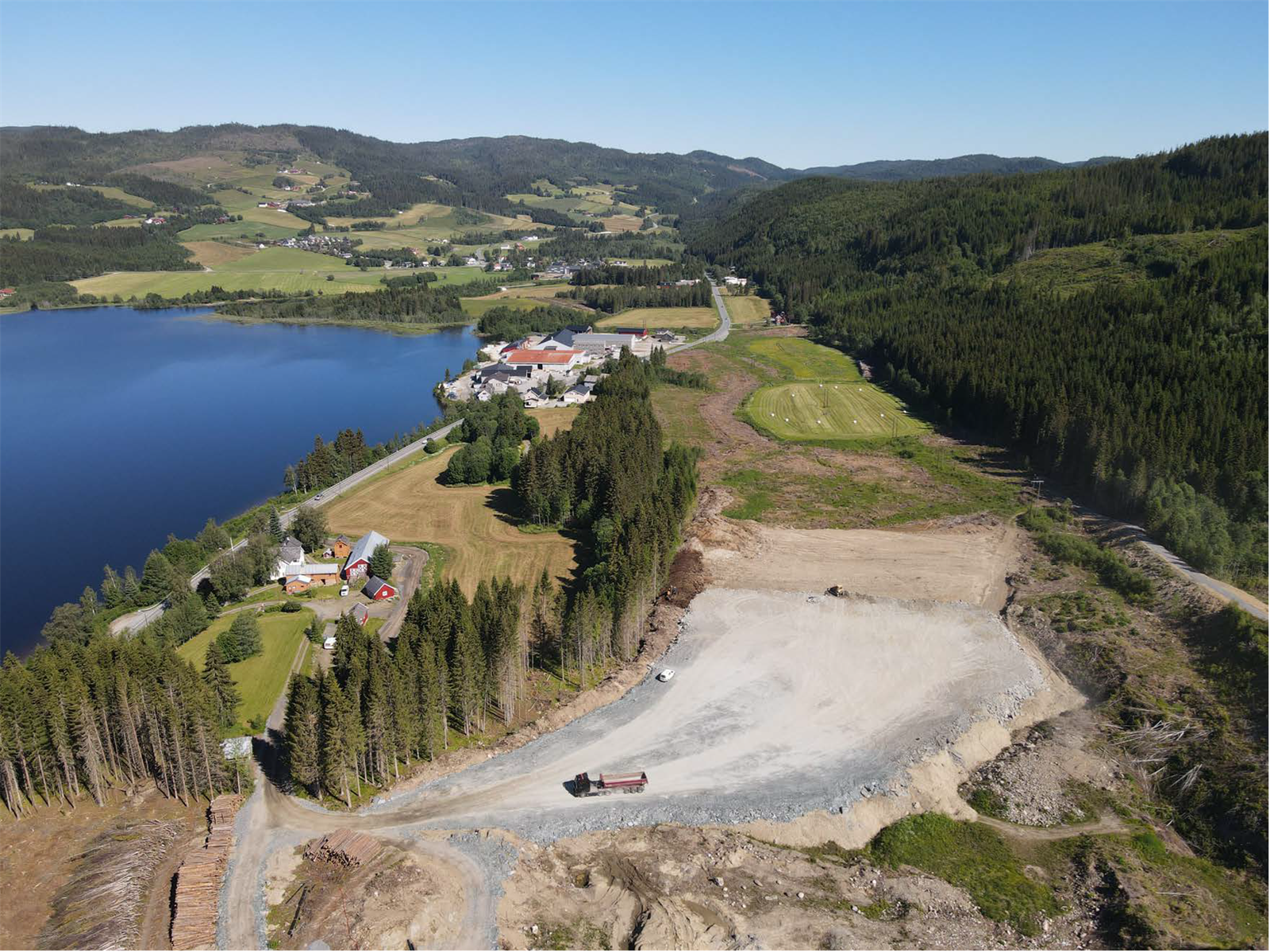 Dronebilde slik områder er i dag. Det er opparbeidet et tomteområde midt i næringsparken som kan bebygges. Ca. 1 min kjøring fra Tømra. Galleribilde