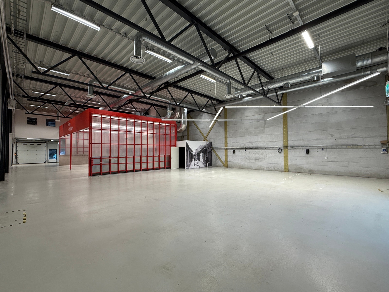 Det som er i rødt kan fjernes ved behov. Lageret er på ca. 440 kvm. Galleribilde