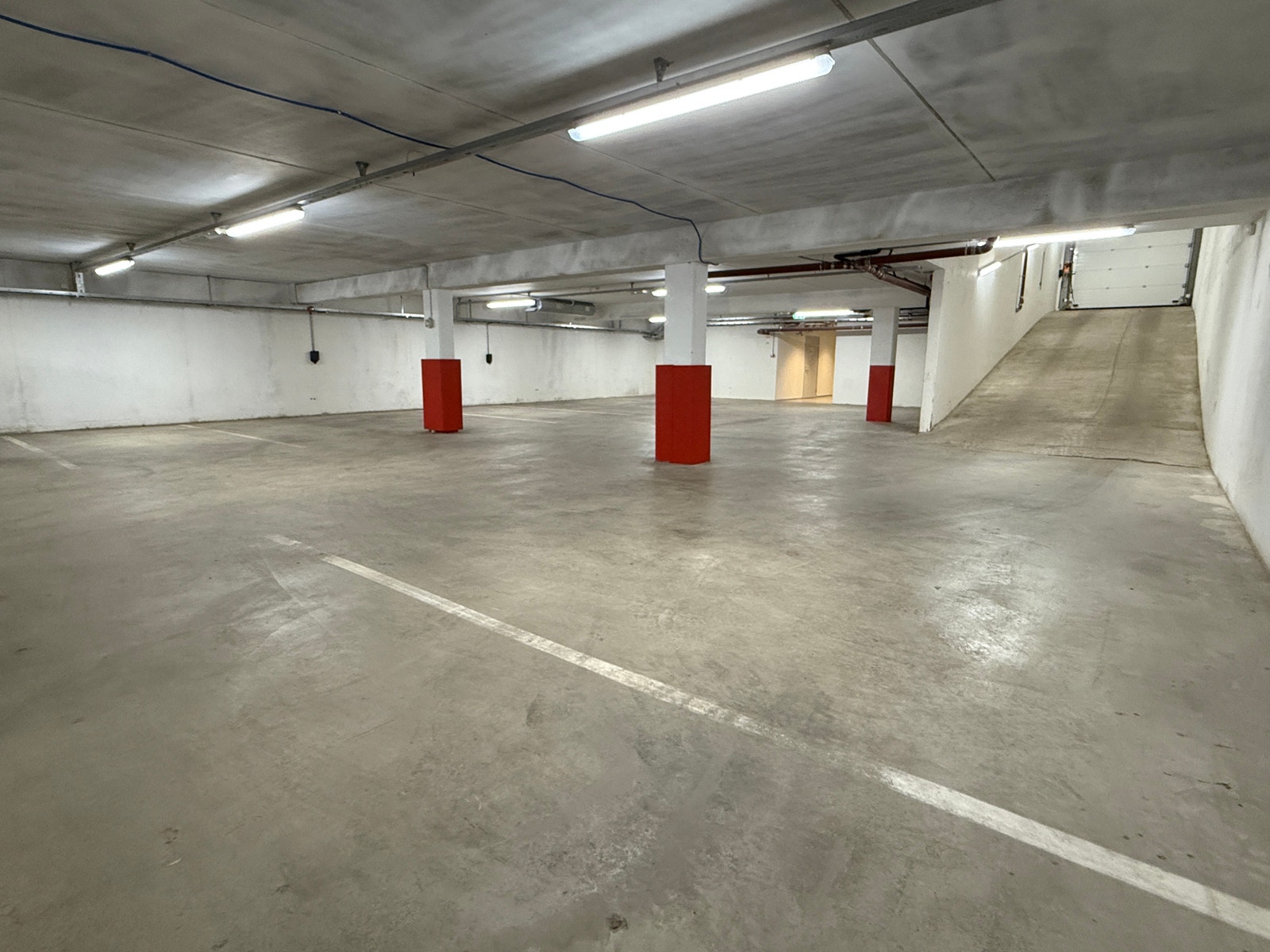 Underetasjen inneholder 15 parkeringsplasser og garderobefasiliteter. Galleribilde