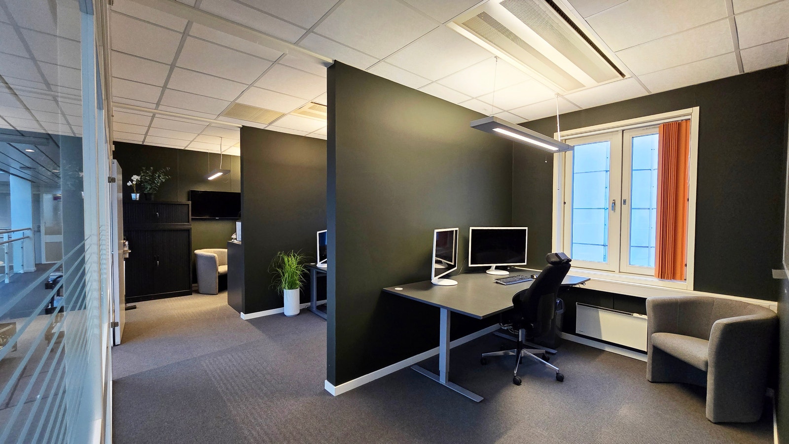 Kontoret er delt opp i 4 romdelinger Galleribilde