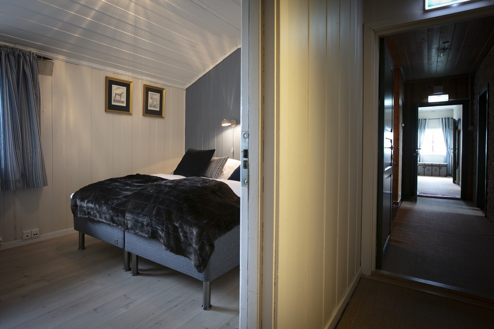 Dobbeltrom med bad Galleribilde