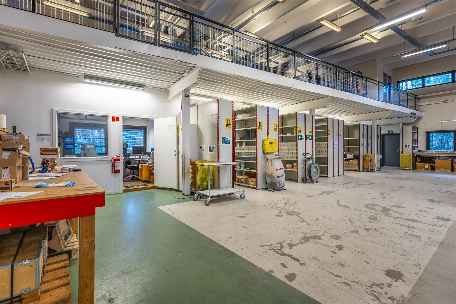 Lager og kontor under mesanin Galleribilde