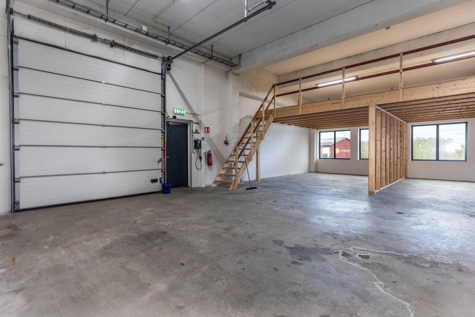 Mesanin (kan tas ned) Galleribilde