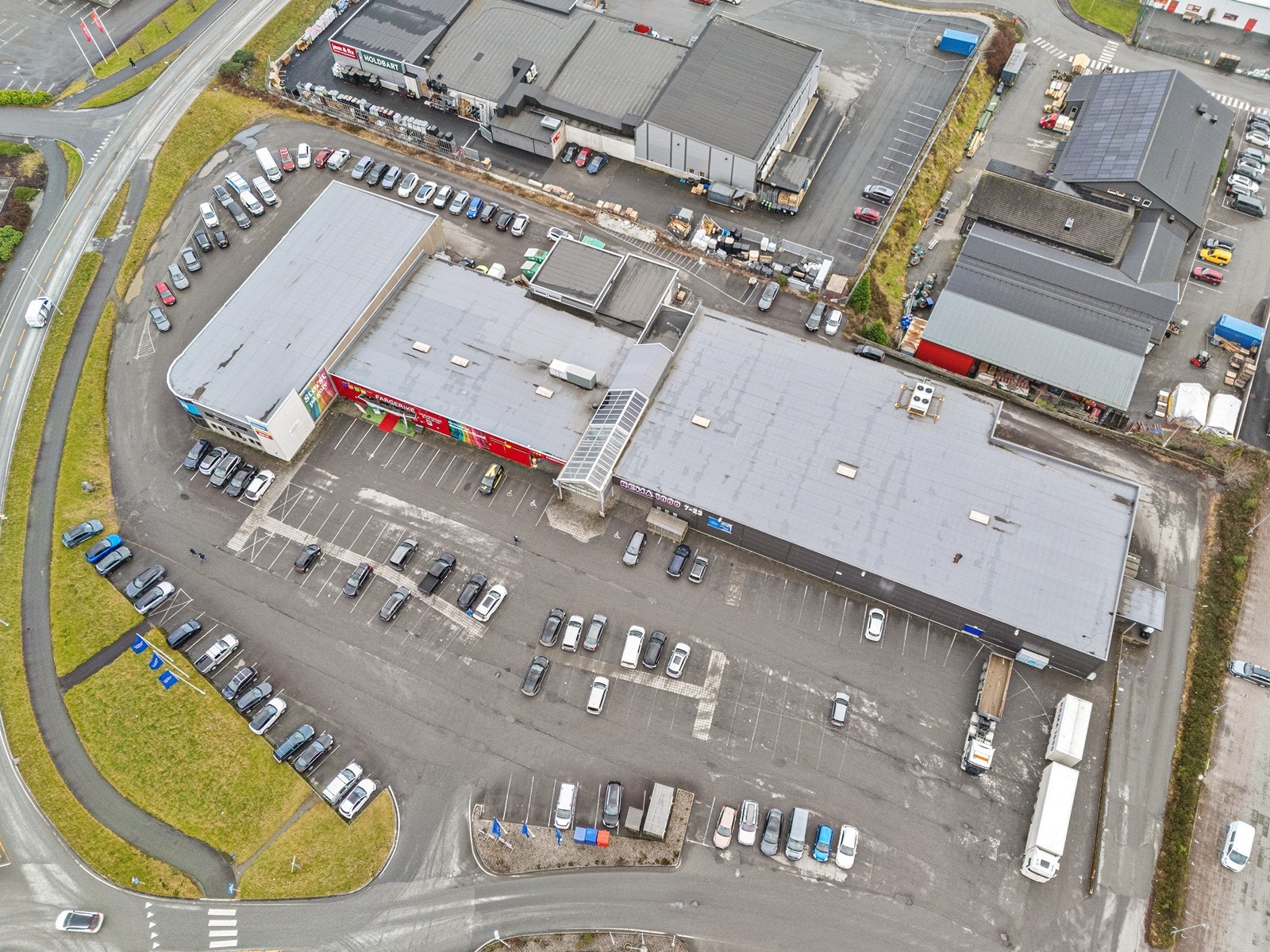 De ledige salgslokalene har førsteklasses eksponering mot hovedvei og god parkering Galleribilde