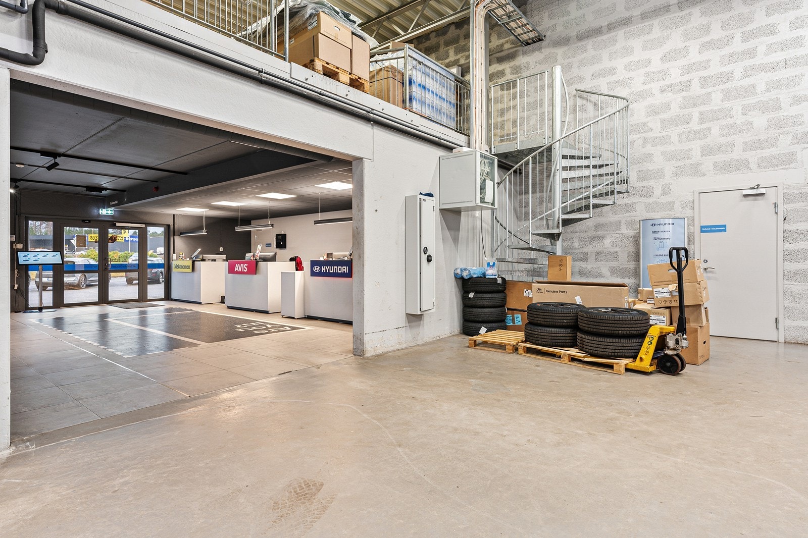 Vindeltrapp opp til mesanin. Klargjort for å løfte opp med truck Galleribilde