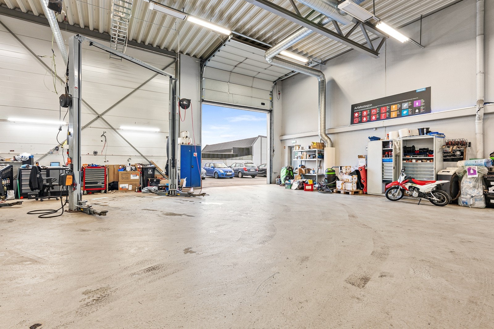 Verksted med rulleport Galleribilde