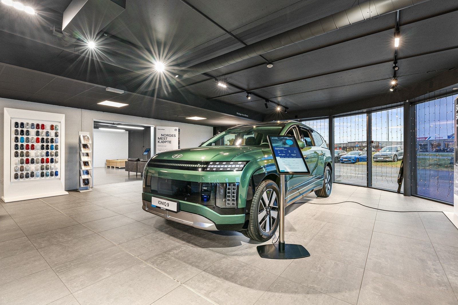 Salgslokale med vindu ut mot hovedvei Galleribilde