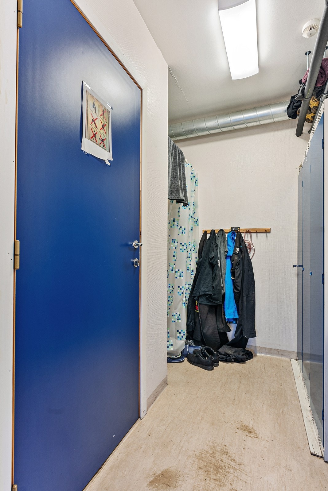 Garderobe med dusj Galleribilde