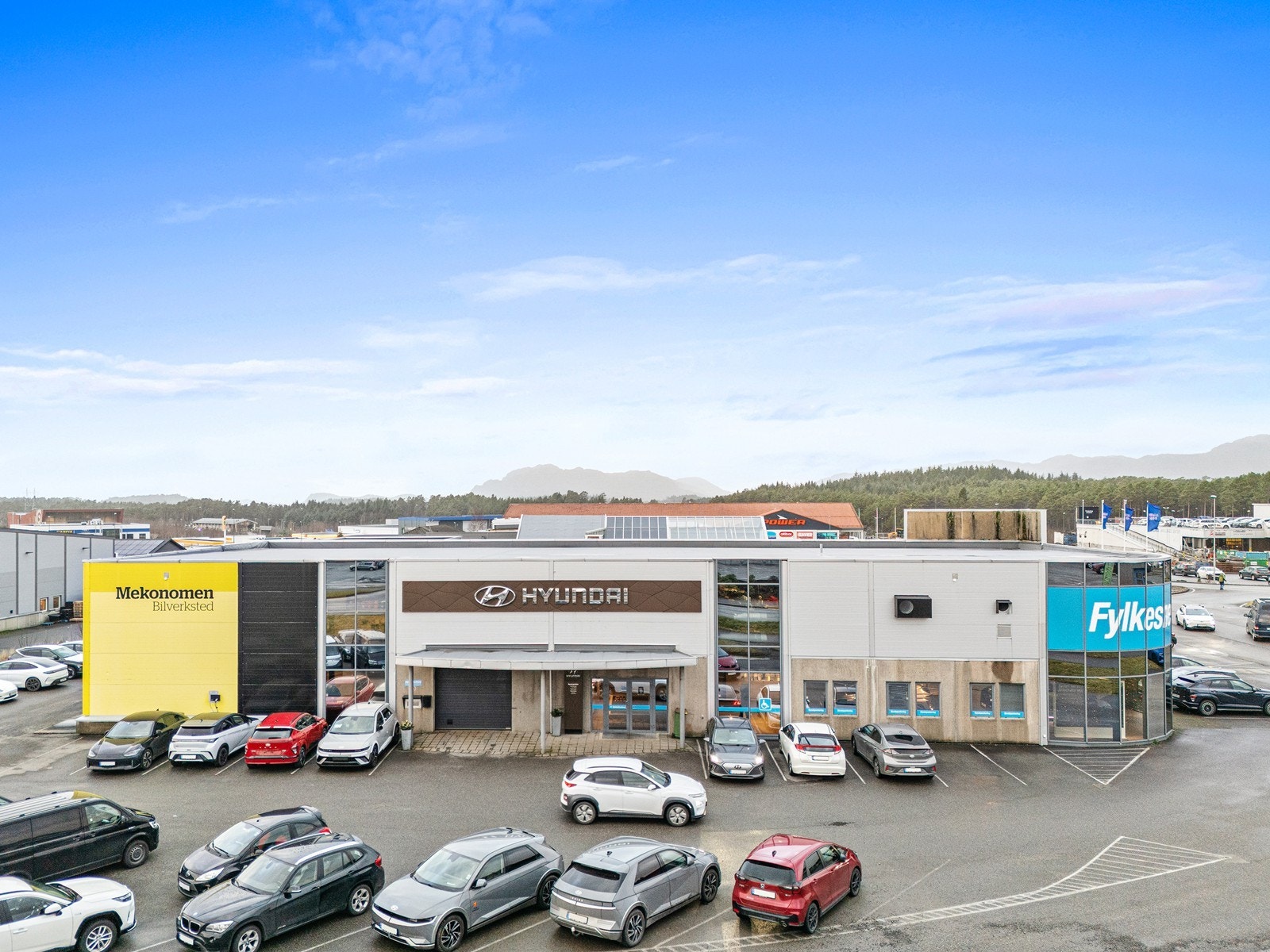 De ledige salgslokalene har førsteklasses eksponering mot hovedvei og god parkering Galleribilde