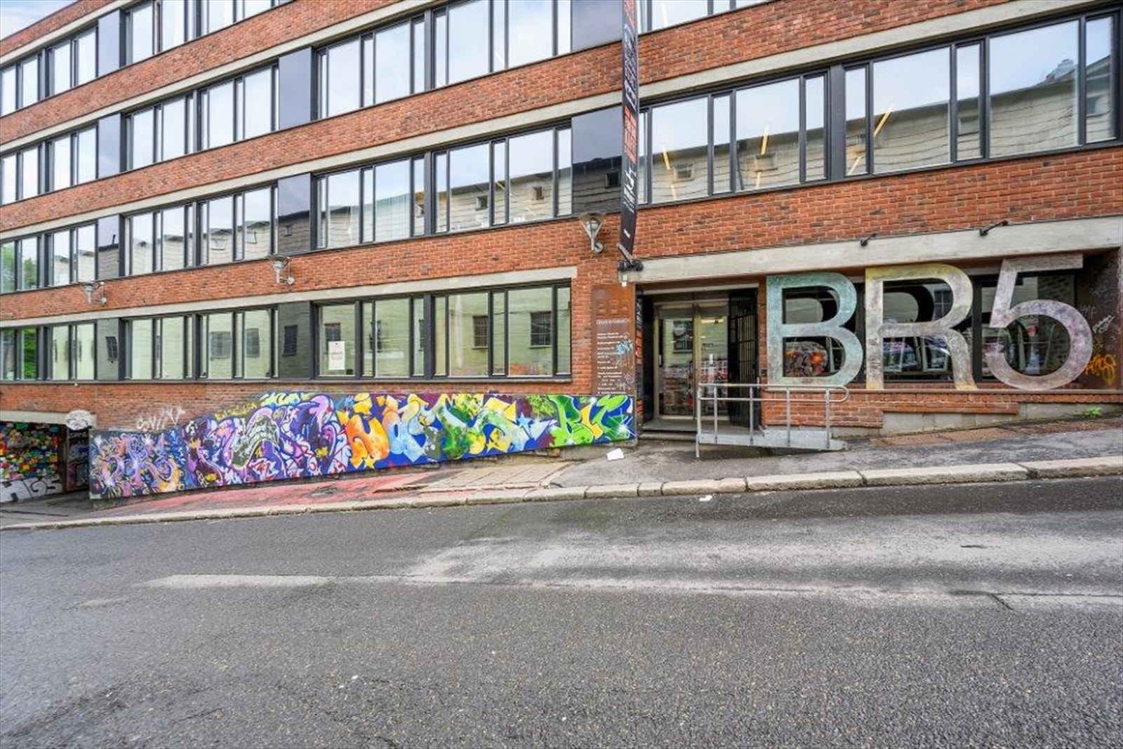 Fasade - inngang Galleribilde