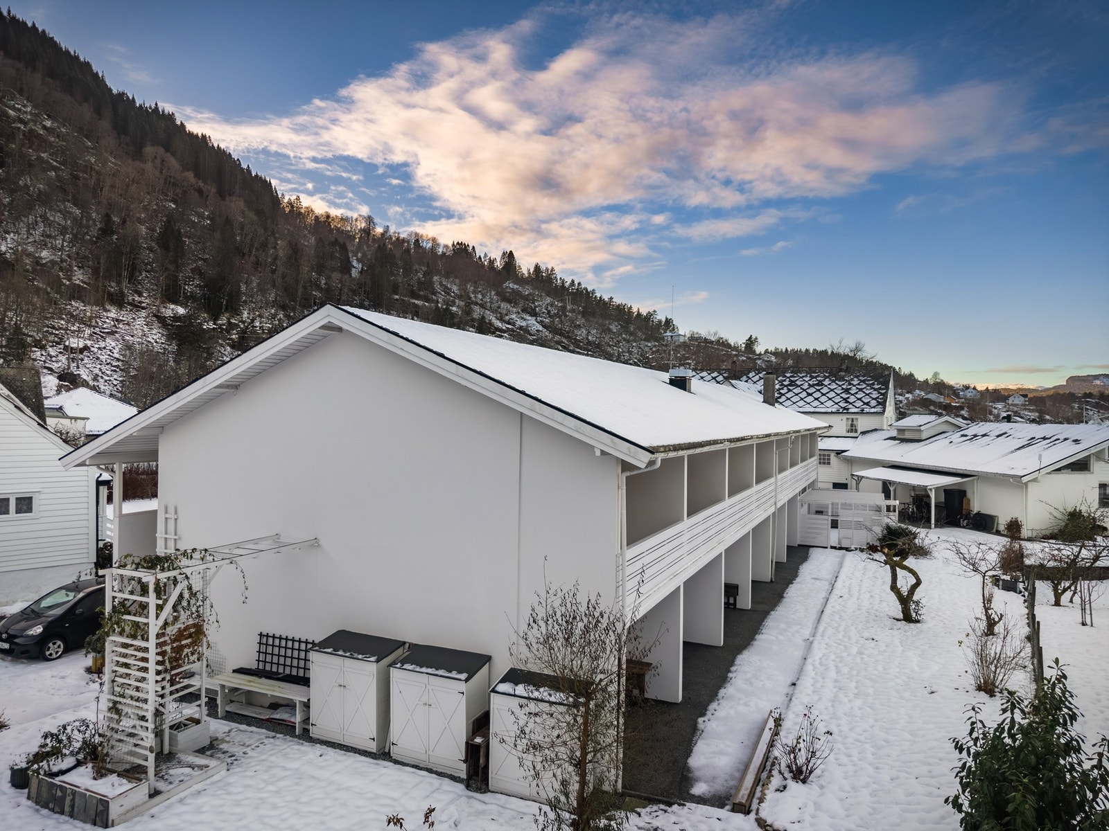 Hele bygget i bakkant som grenser mot flott hage Galleribilde