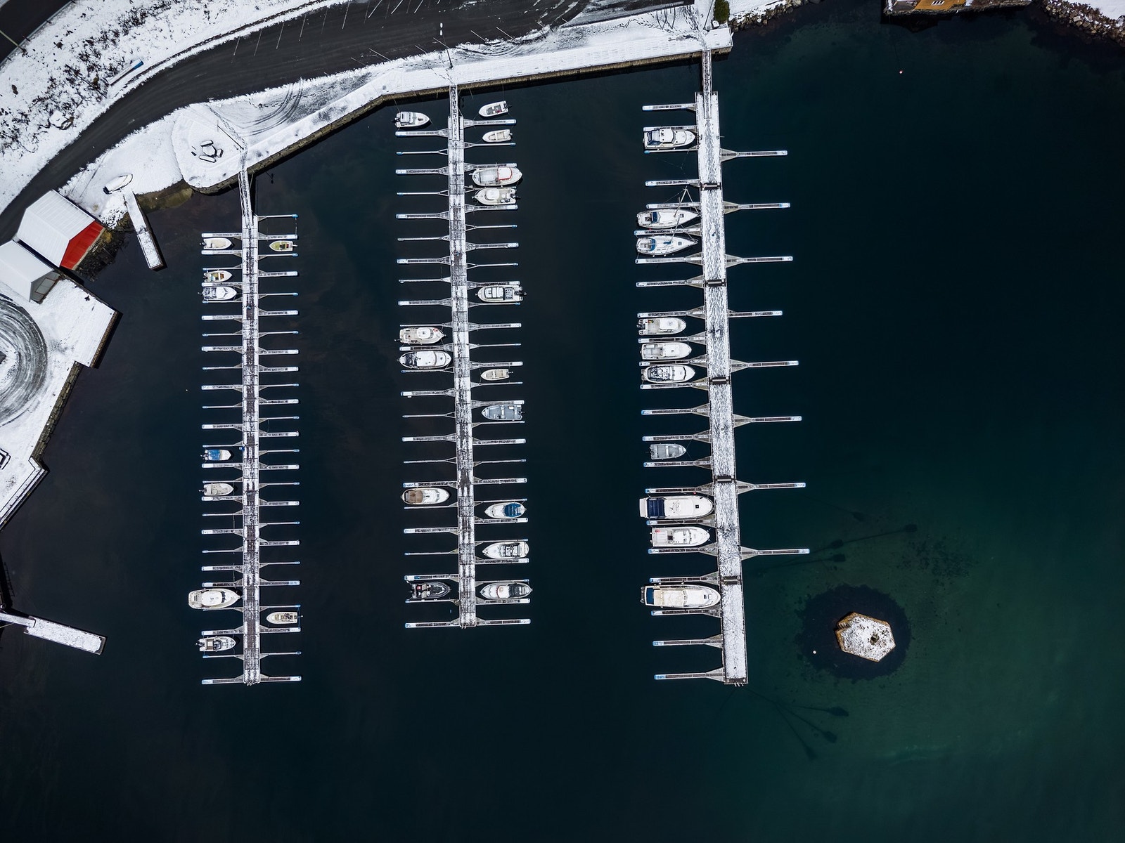Marinaen til bygden ligger 2 steinkast unna. Galleribilde
