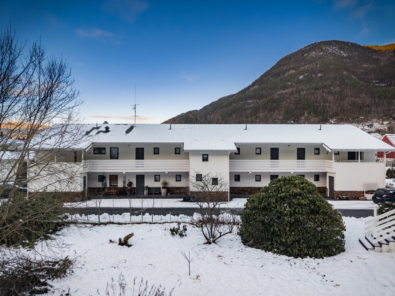 Leilighetsbygget i bakkant Galleribilde