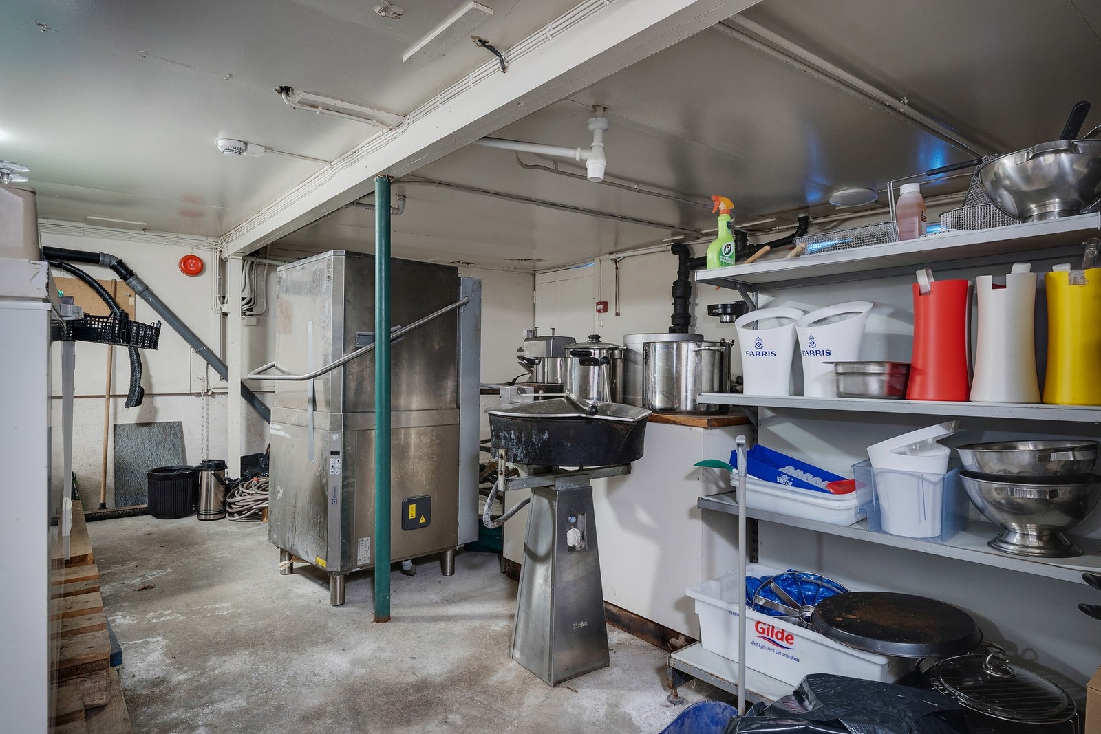 Rikelig med lagringsplass nede i kjelleren. Galleribilde