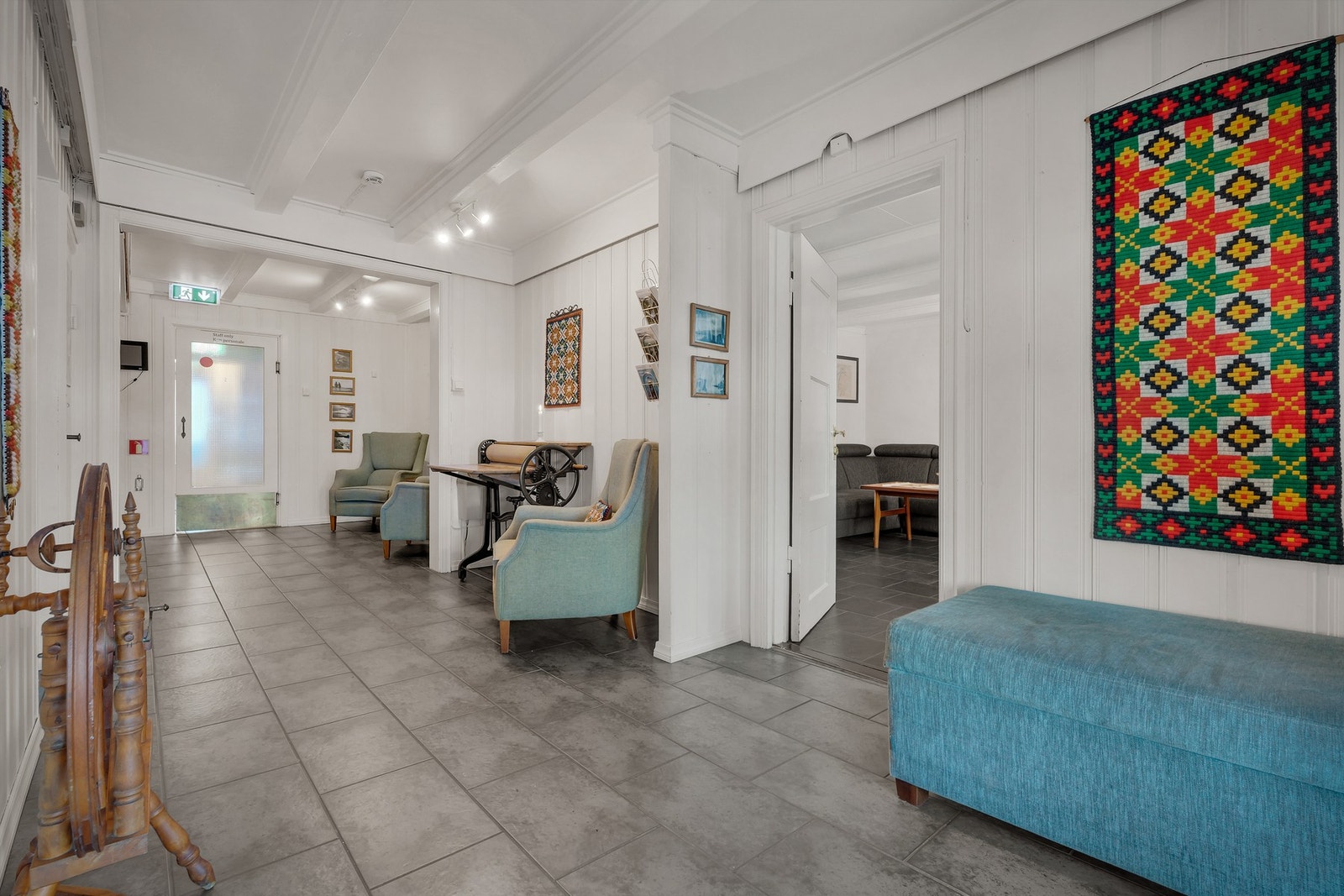 Her kommer man til resepsjonen og tv-stuen til høyre Galleribilde