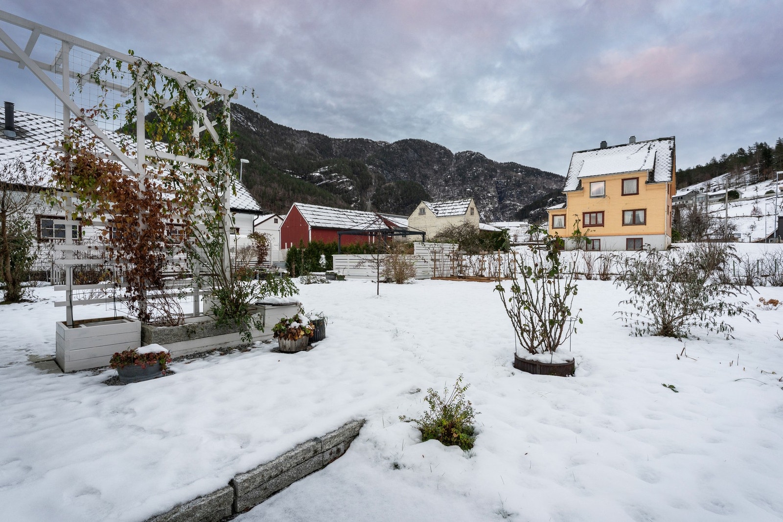Nydelig bakhage man kan slappe av og finne roen. Litt lek for barn Galleribilde
