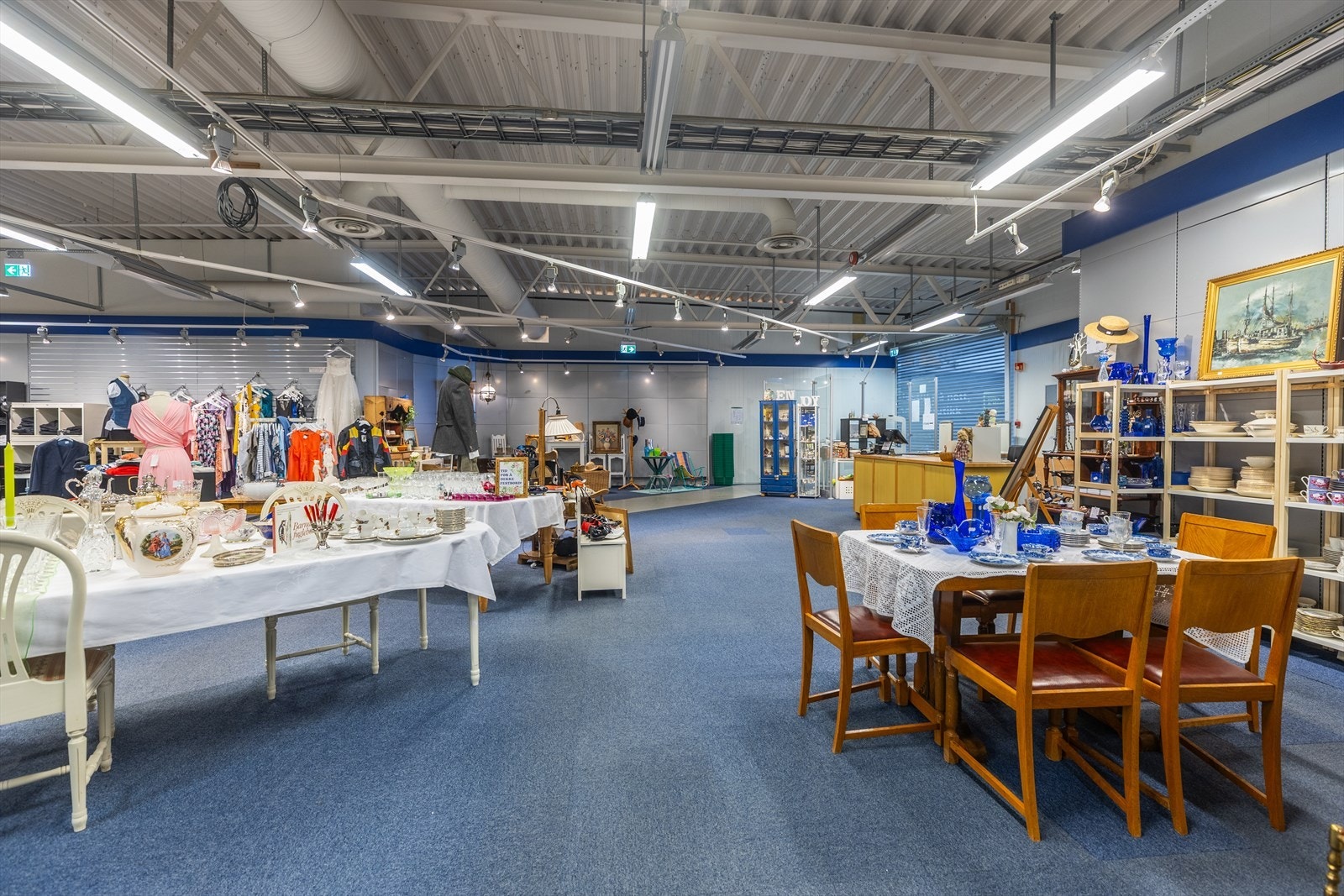 Inne hos Galleri Normisjon Gjenbruksbutikk Galleribilde