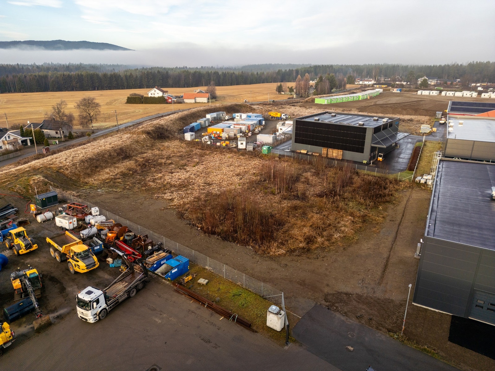 Flat og tilnærmet rektangulær tomt som antas å bestå av stabile grusmasser. Galleribilde