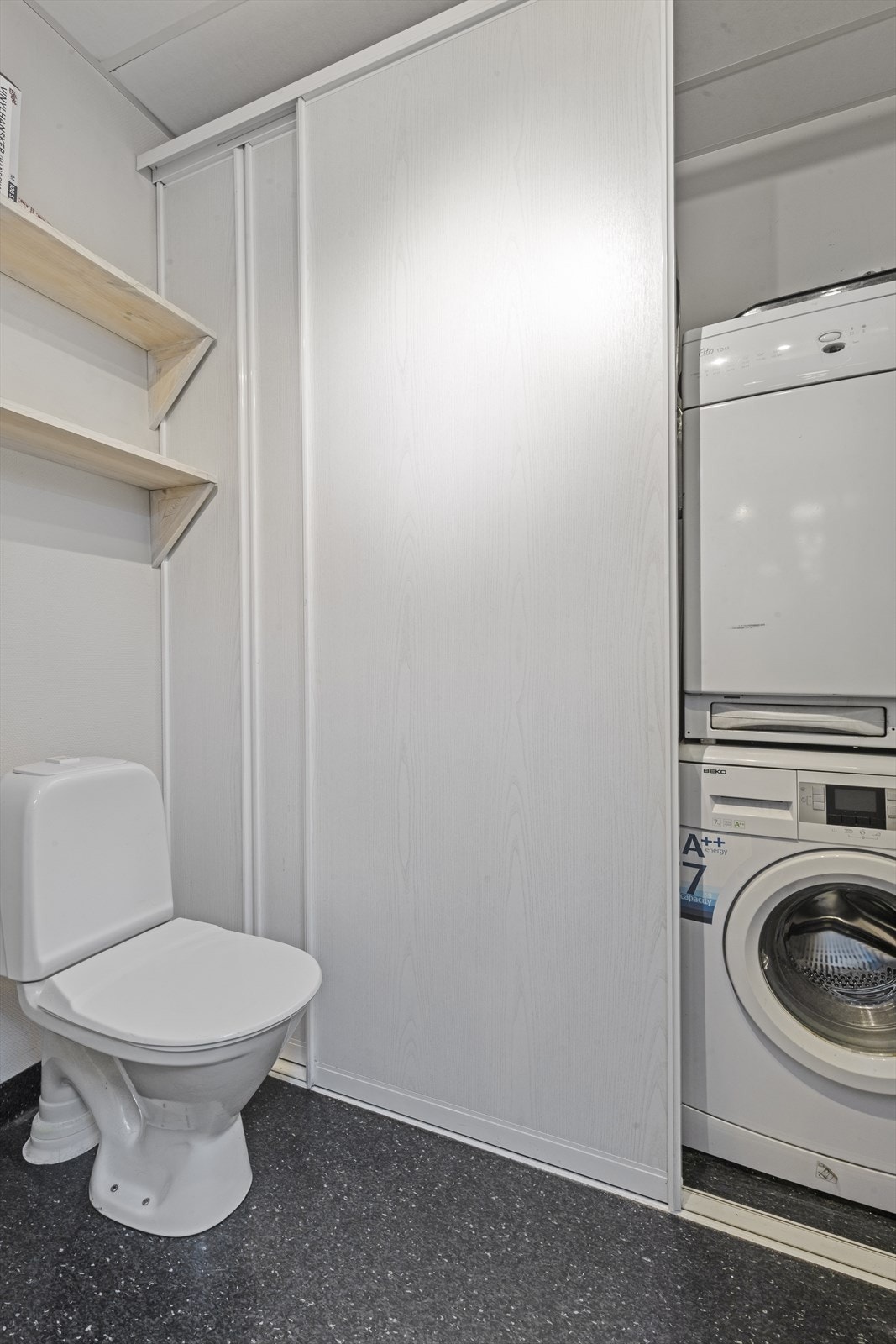 Toalett med skapplass, her er det lagt opp til vaskemaskin og tørketrommel inni skap Galleribilde