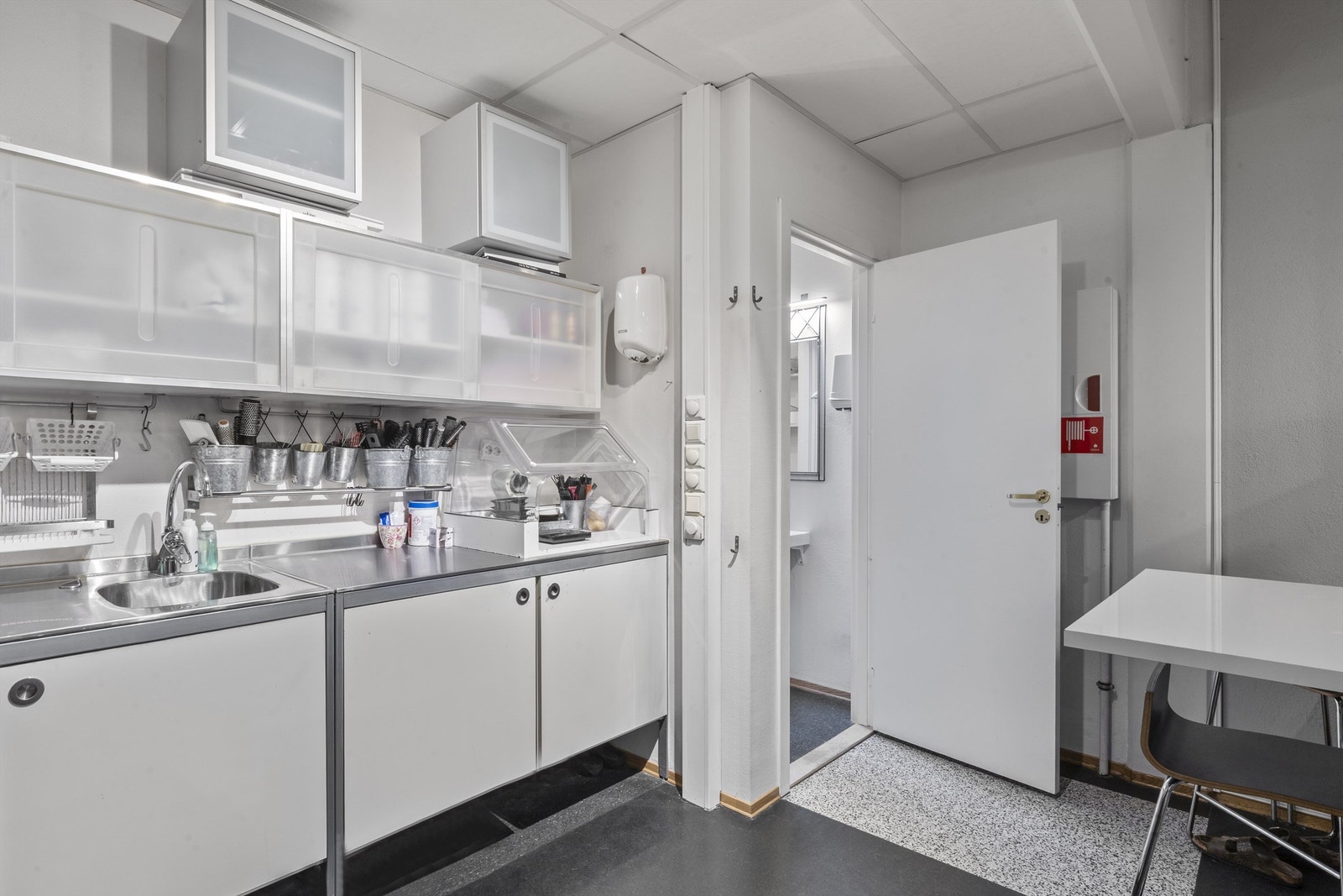 Kjøkken med vaskekum og overskap Galleribilde