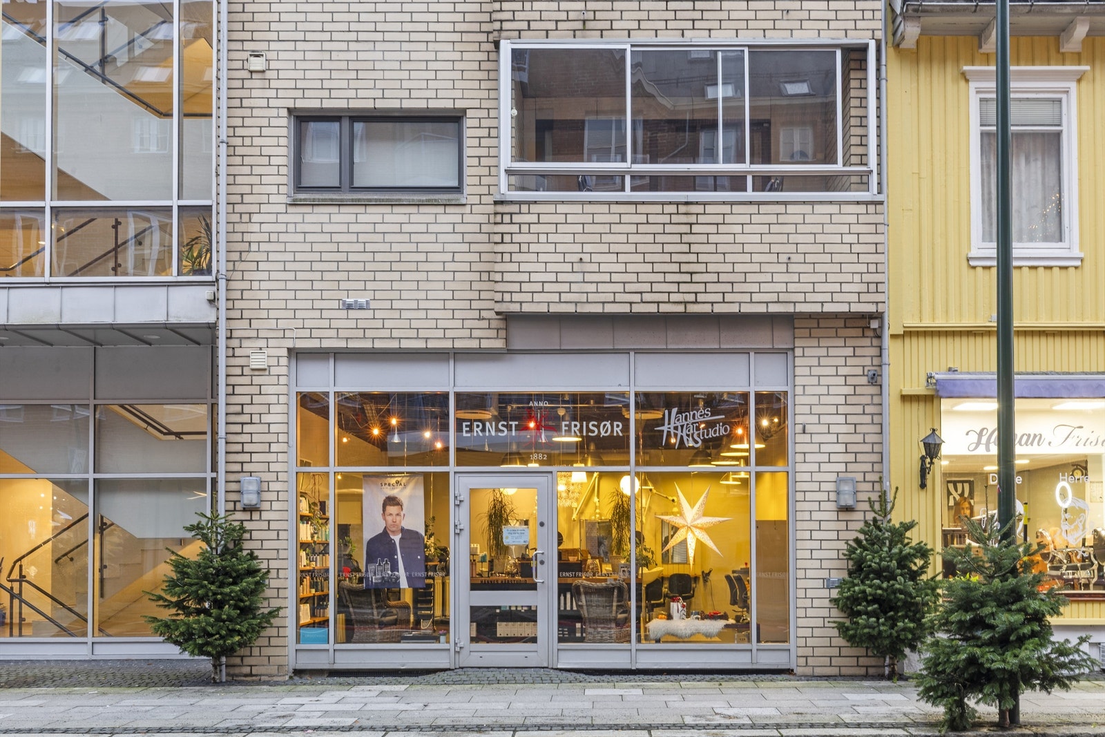 Gode og store vinduer som gir godt med dagslys Galleribilde