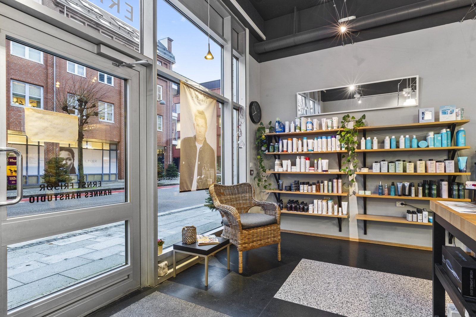 Enkel adkomst og god eksponering mot Tordenskjolds gate. Galleribilde