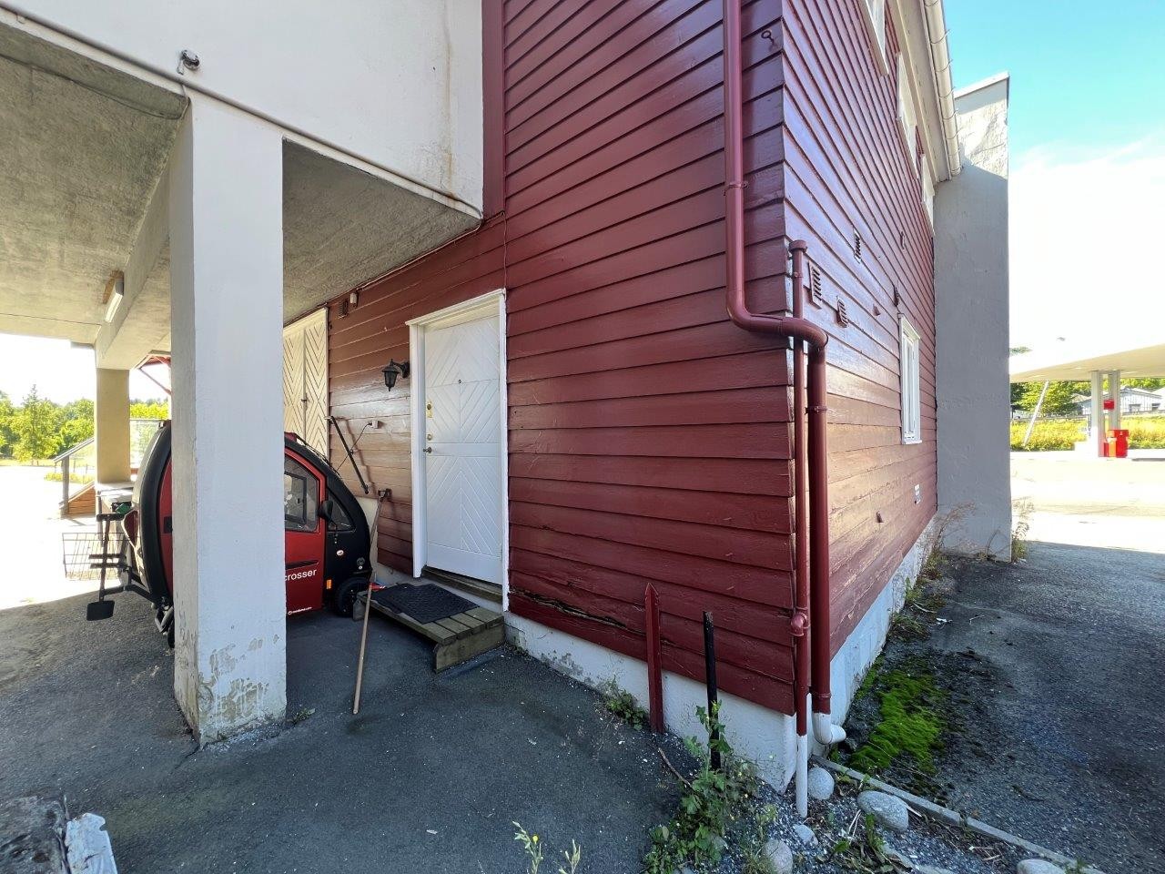 Inngang til leilighet i sidebygning Galleribilde