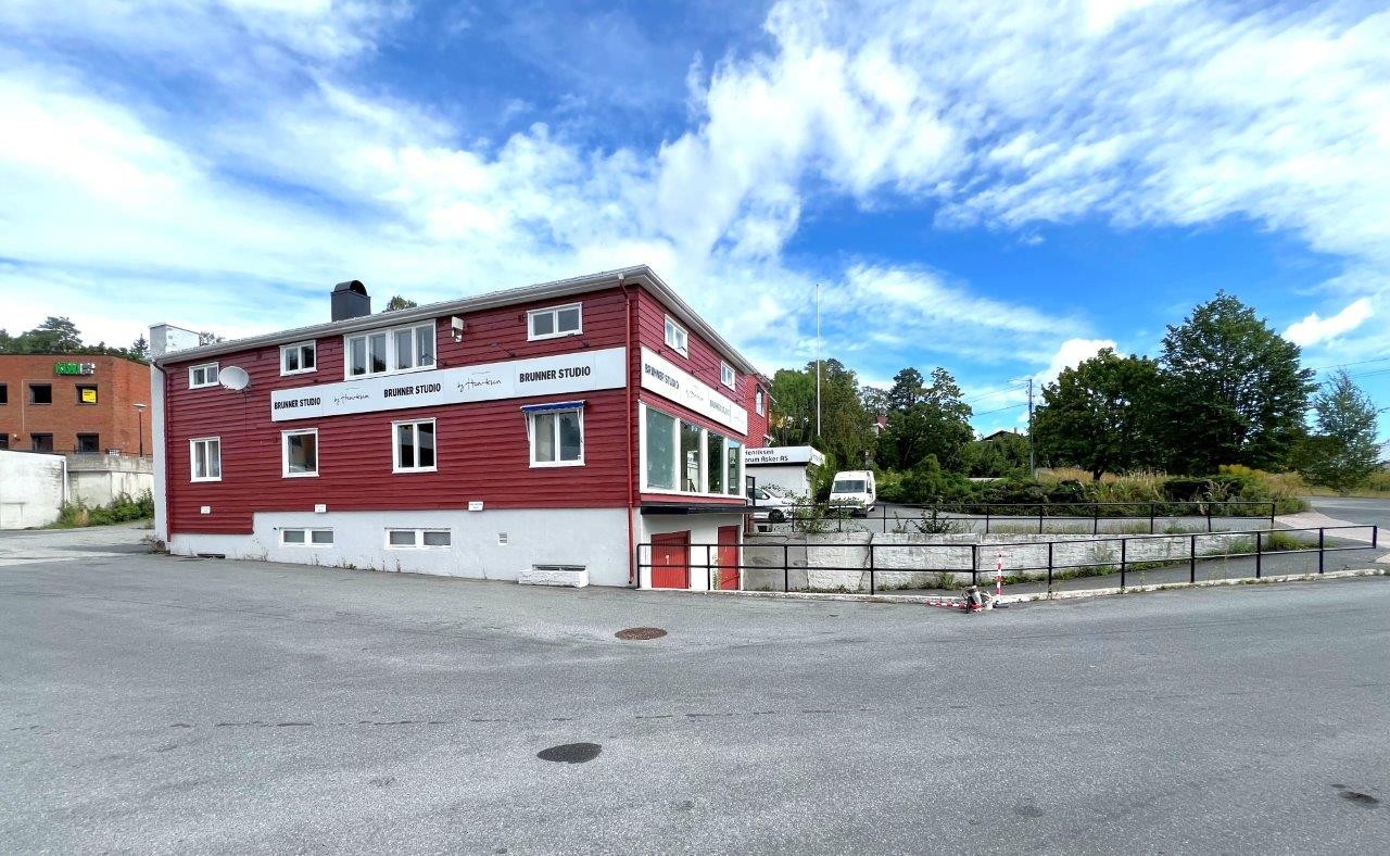 Smedsvingen 6 / Sentralt beliggende kombinert bolig- og næringseiendom m/fin eksponering og gode parkeringsforhold Galleribilde