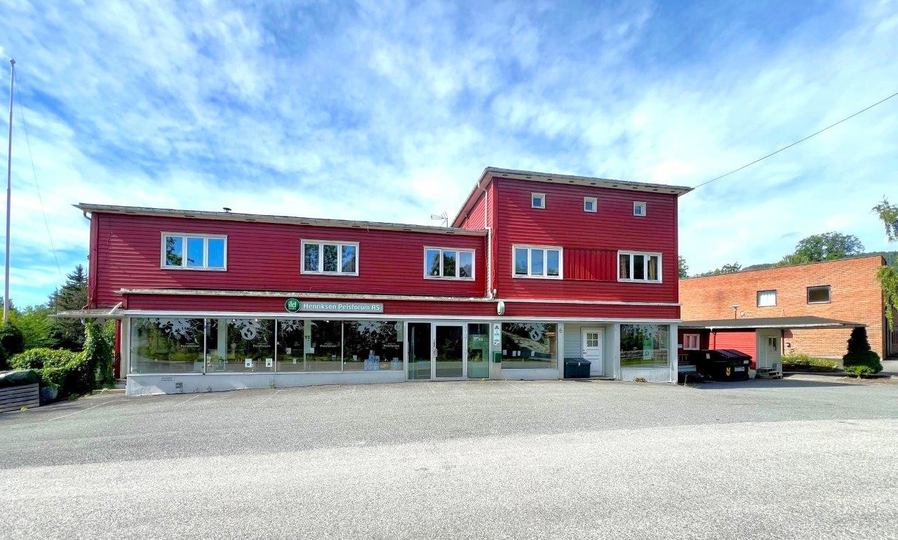 Smedsvingen 6 / Sentralt beliggende kombinert bolig- og næringseiendom m/fin eksponering og gode parkeringsforhold Galleribilde