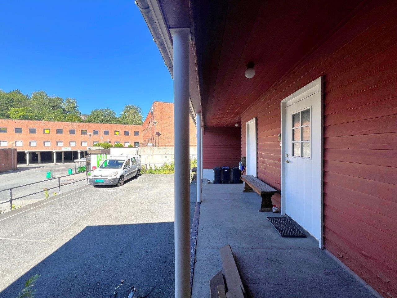 Inngang til trapperom m/adkomst opp til leilighet nr. 2 i 2. etasje + loft mv. Galleribilde