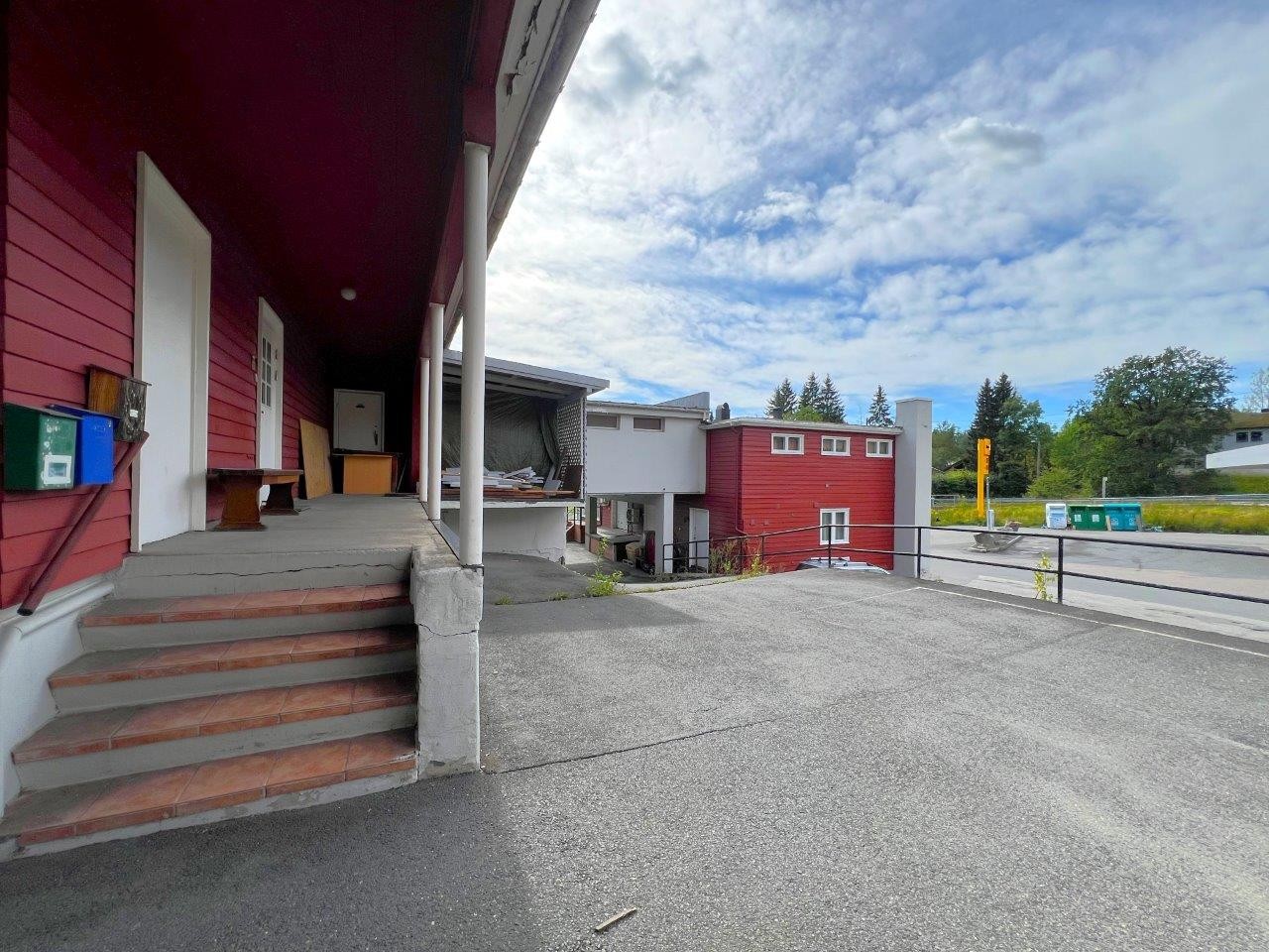 Rampe til butikk og inngang til trapperom m/adkomst opp til leilighet nr. 2 i 2. etasje + loft mv. Galleribilde