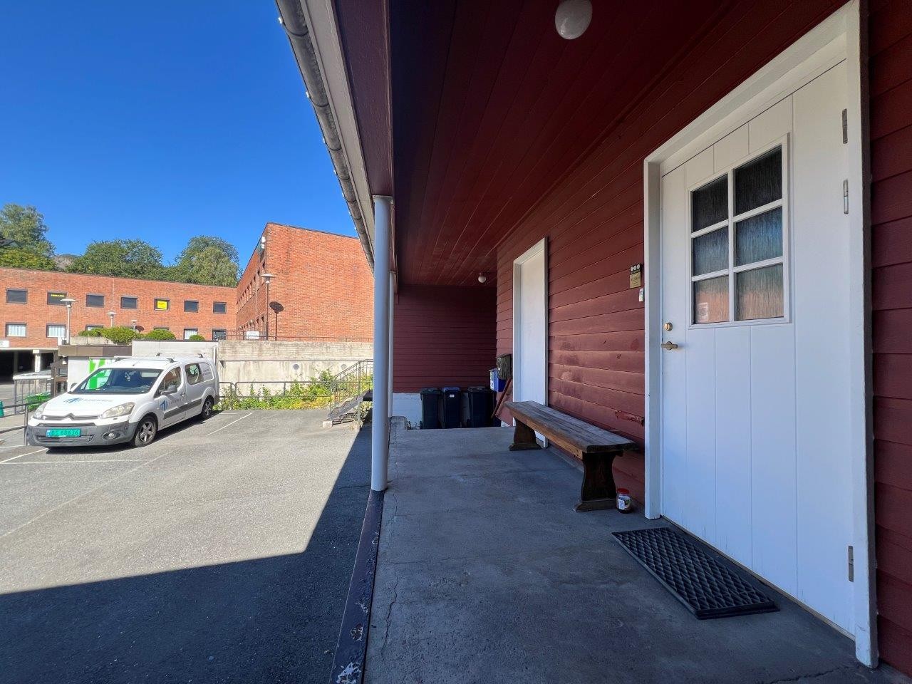 Inngang til trapperom m/adkomst opp til leilighet nr. 2 i 2. etasje + loft mv. Galleribilde