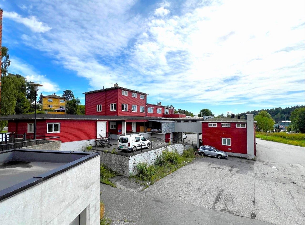 Smedsvingen 6 / Sentralt beliggende kombinert bolig- og næringseiendom m/fin eksponering og gode parkeringsforhold Galleribilde